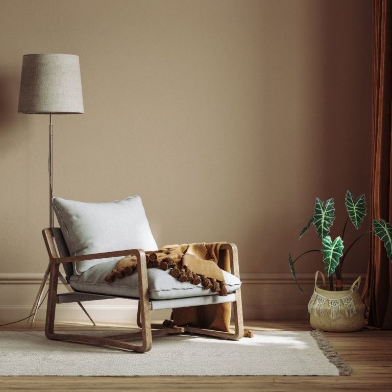 Living in stil minimalist - fotoliu cadru din lemn, veioza inalta cu picior, covor, planta