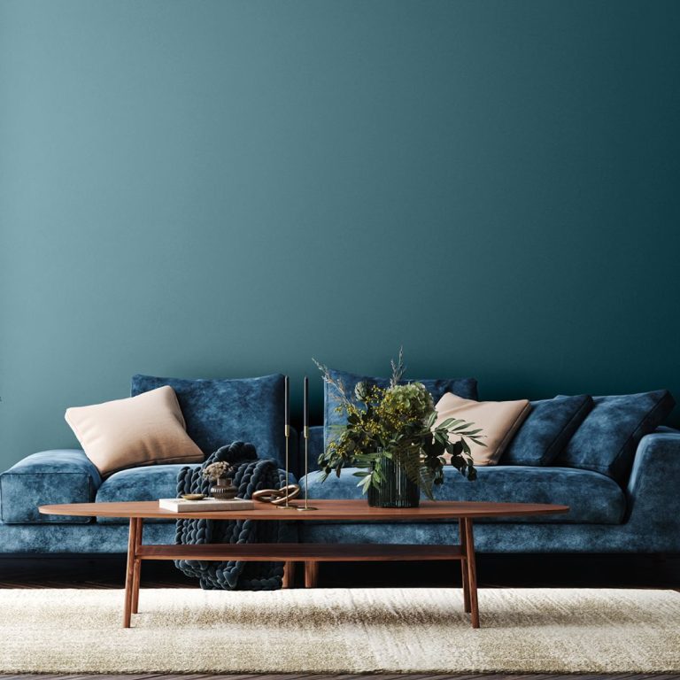 2.-Idei-de-culori-pentru-pereti-in-living_combinatii-de-culori-pentru-living-in-functie-de-dimensiunea-si-designul-acestuia_sufragerie-canapea-albastru-perne-masa-2.jpg